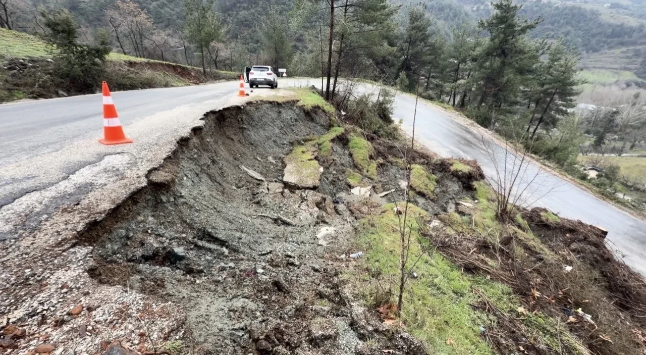 Osmaniye’de sağanak hayatı felç etti! Yoğun yağmur sonrası yol çöktü