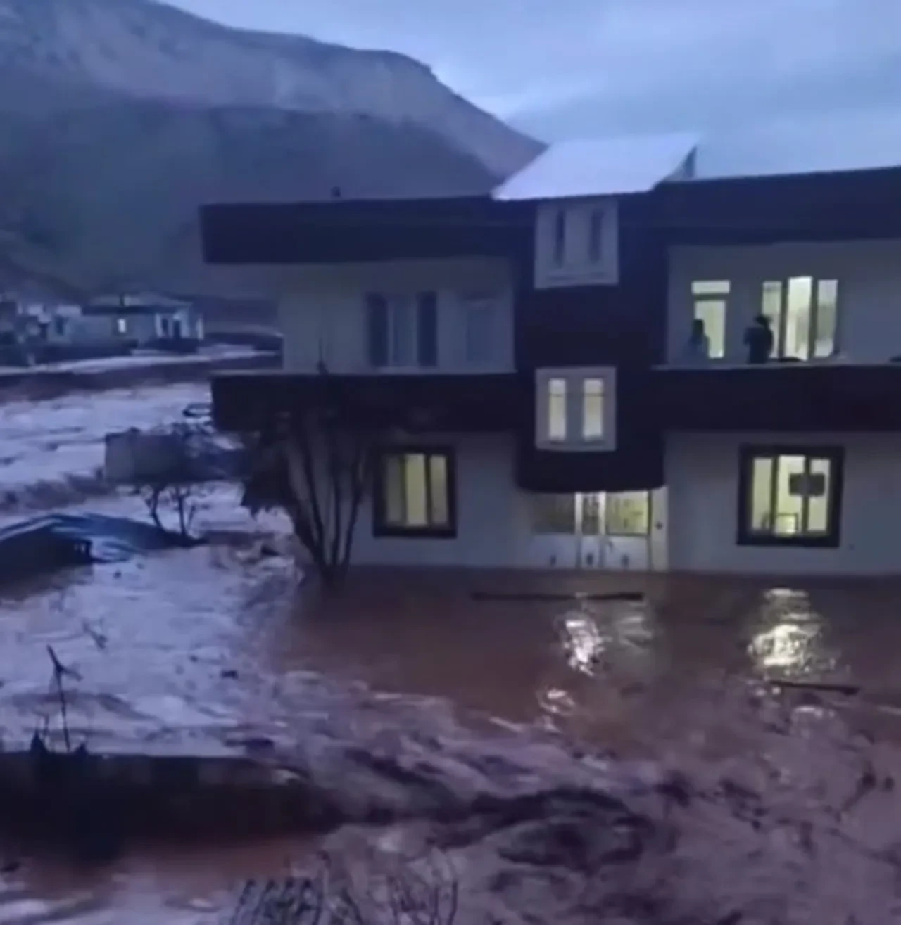 Şırnak'ı sağanak vurdu! Sel nedeniyle evleri su bastı