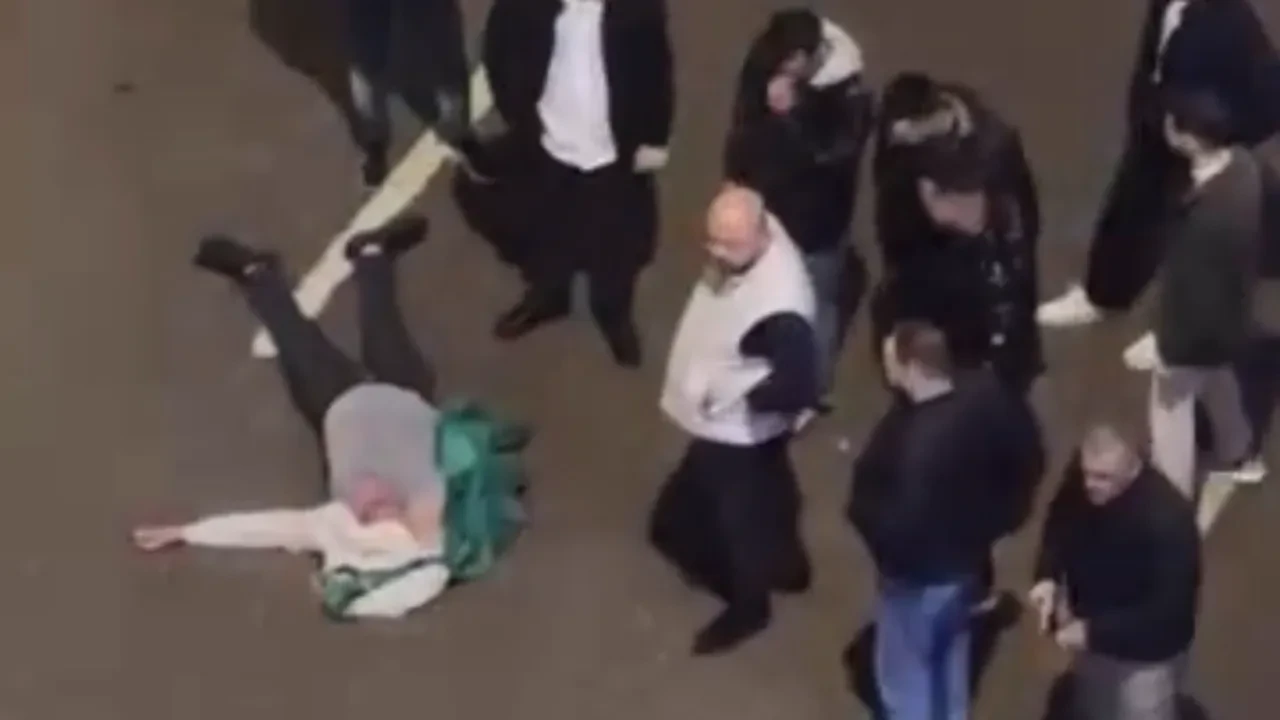 Tekme ve yumruklarla darbettiler! Cadde ortasındaki dehşet anları kamerada