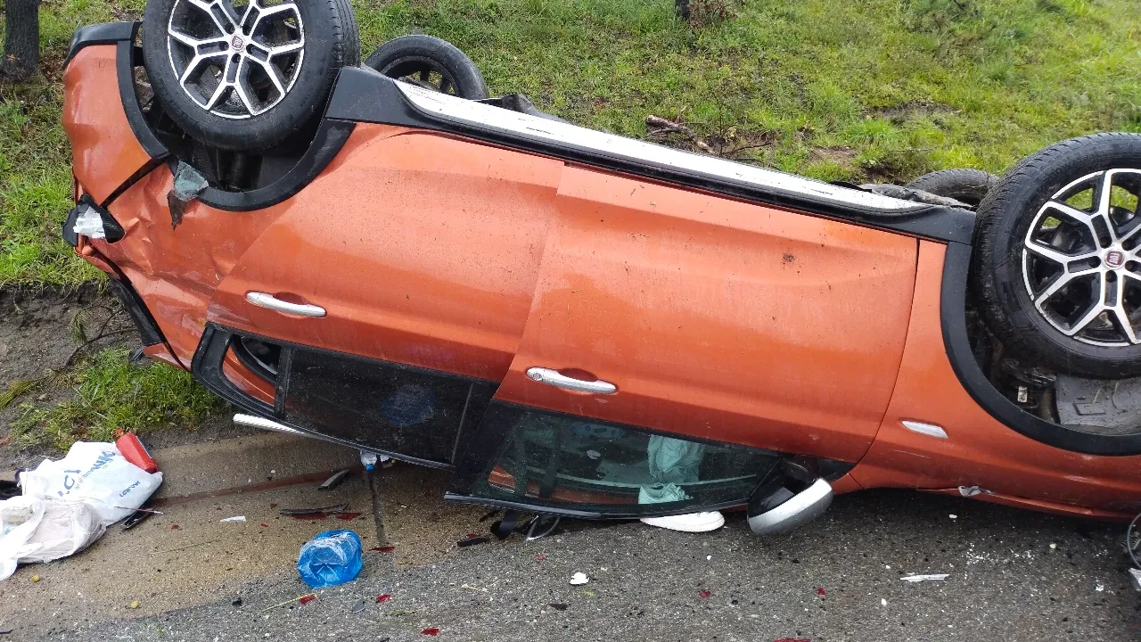 Tuzla'da çifte kaza: Takla atan otomobile başka bir araç çarptı, 2’si çocuk 7 kişi yaralandı