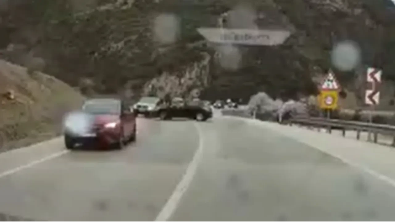 Virajı alamayınca 3 araç kafa kafaya çarpıştı: 8 yaralı