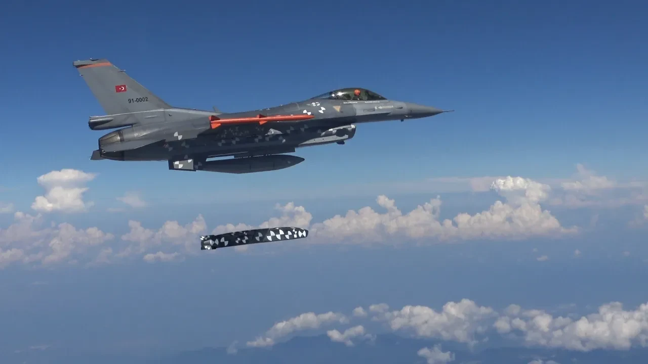 Bakan Kacır görüntüleri paylaştı! Milli seyir füzesi SOM-J hedefi tam isabetle vurdu