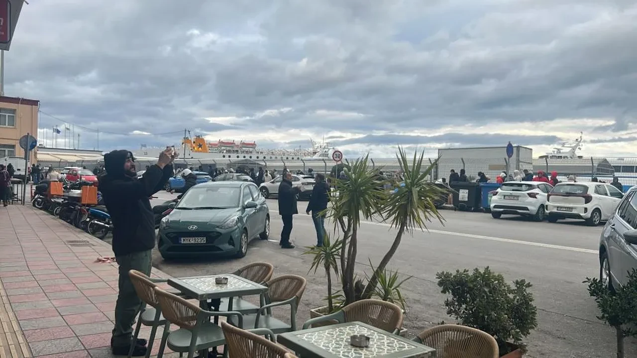 Bayram tatili esarete dönüştü: Midilli'de çiftçiler limanı kapattı, Türk tatilciler adada mahsur kaldı!