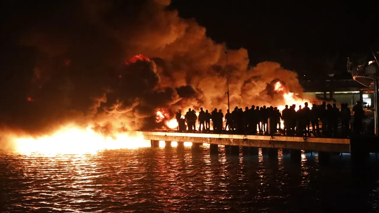 Bodrum'da milyonluk yangın! Marinadaki tekneler alev topuna döndü