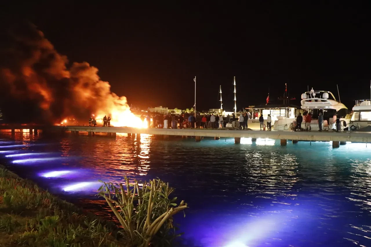 Bodrum'da marinada yangın! Milyonluk tekneler alev topuna döndü