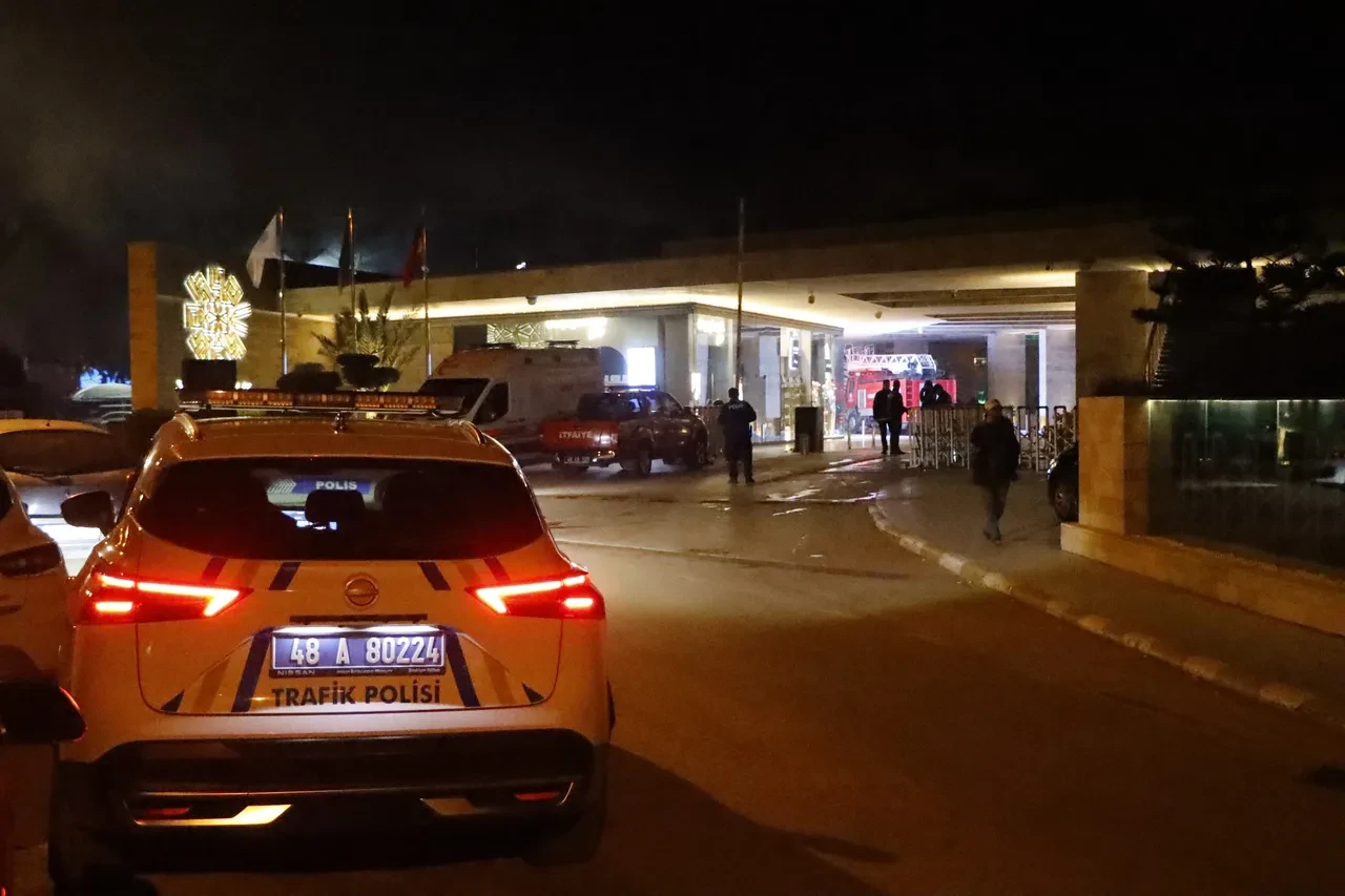 Bodrum'da marinada yangın! Milyonluk tekneler alev topuna döndü