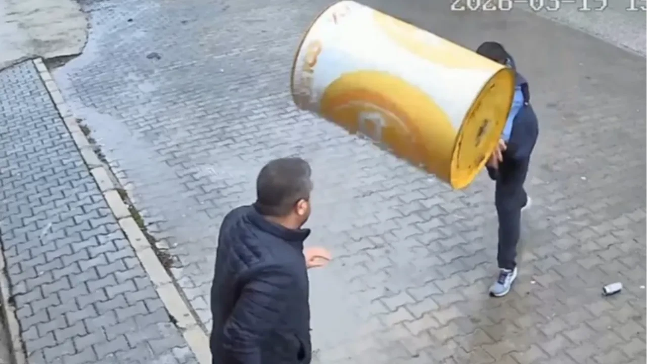 Böyle kavga görülmedi! Varil, parke taşı, masa... Eline ne geçtiyse husumetlisine fırlattı  