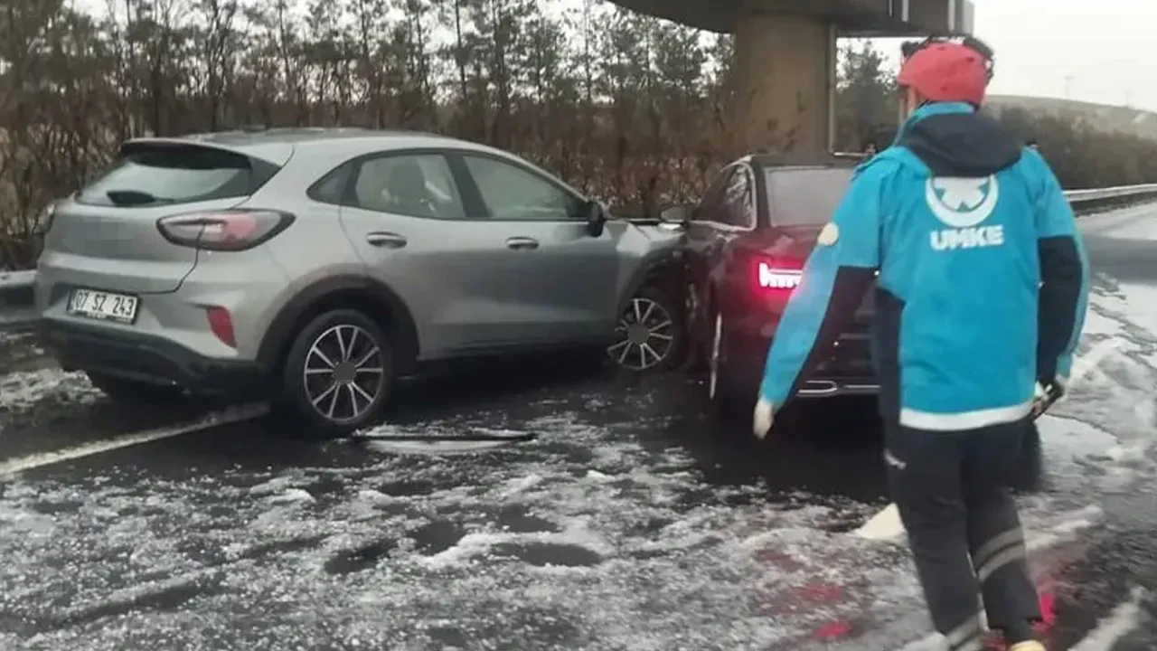 Dolu yağışı yolu kayganlaştırdı, 4 araç zincirleme kaza yaptı: 11 yaralı