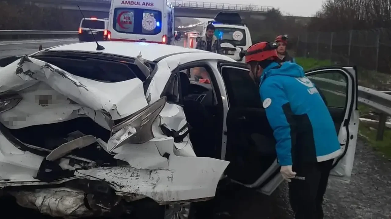 Dolu yağışı yolu kayganlaştırdı, 4 araç zincirleme kaza yaptı: 11 yaralı
