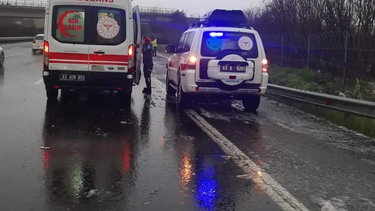 Dolu yağışı yolu kayganlaştırdı, 4 araç zincirleme kaza yaptı: 11 yaralı