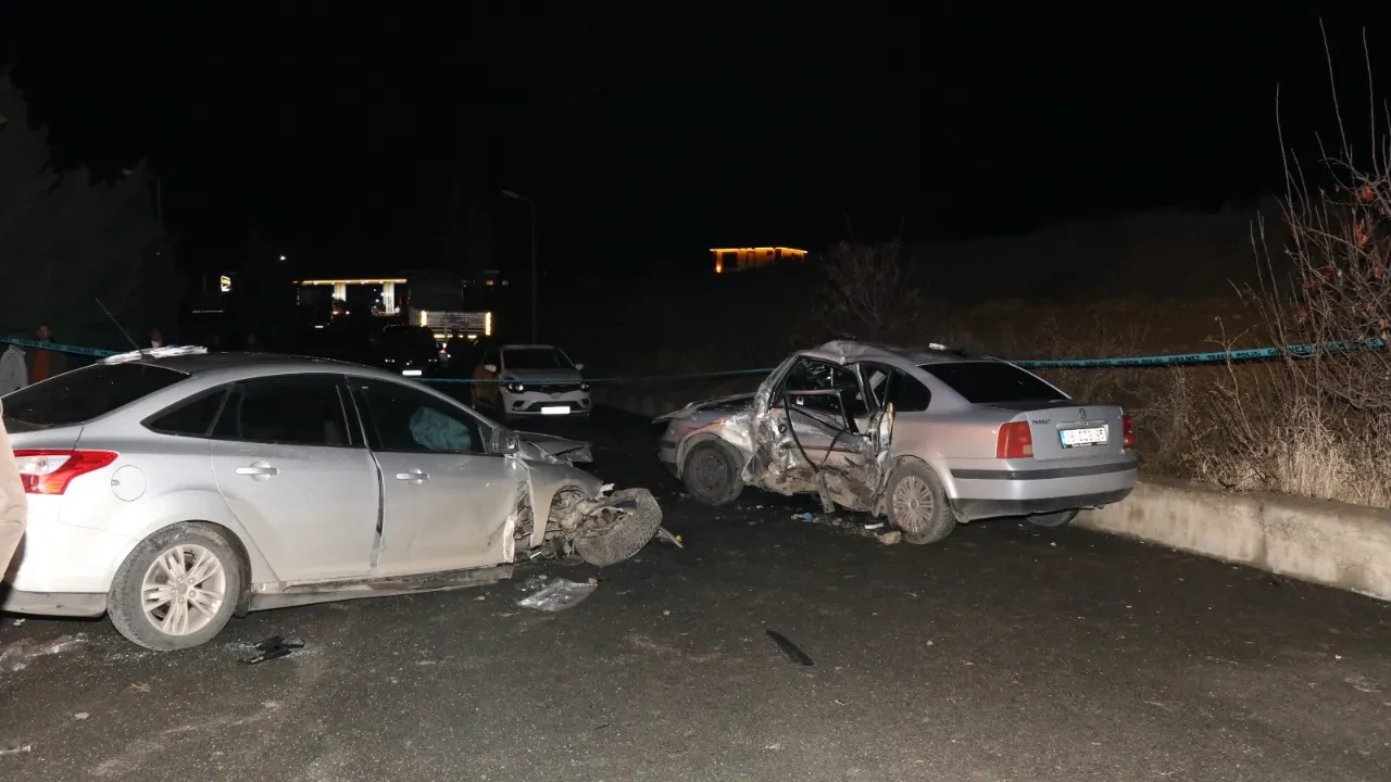 Erzurum'da feci kaza! Duran araca çarptı: 1’i ağır 5 yaralı