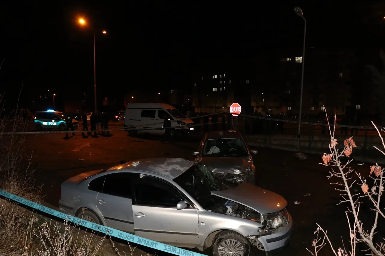 Erzurum'da feci kaza! Duran araca çarptı: 1’i ağır 5 yaralı