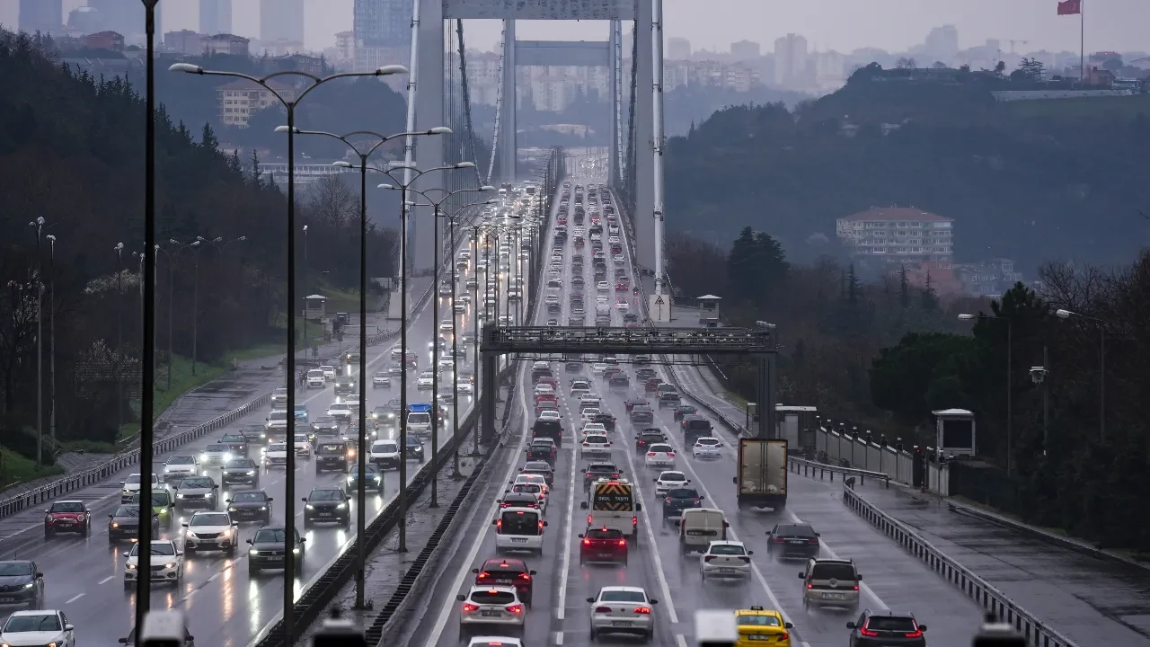 İstanbul'da trafik adım adım ilerliyor! Bayramın ikinci gününde de yoğunluk başladı