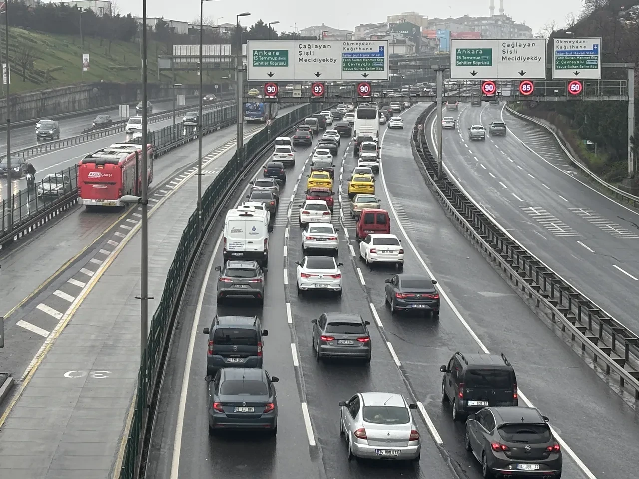 İstanbul'da trafik adım adım ilerliyor! Bayramın ikinci gününde de yoğunluk başladı