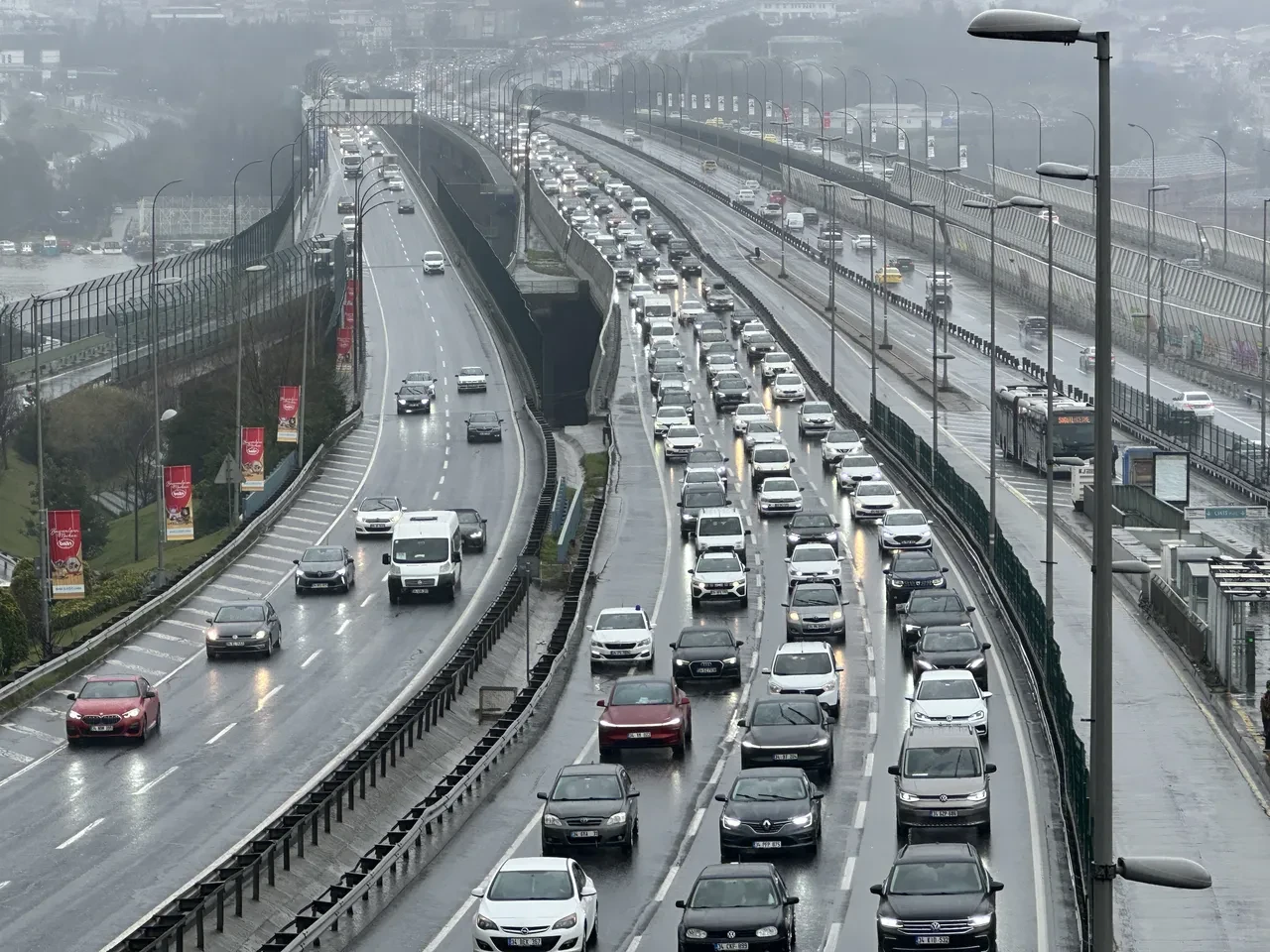 İstanbul'da trafik adım adım ilerliyor! Bayramın ikinci gününde de yoğunluk başladı