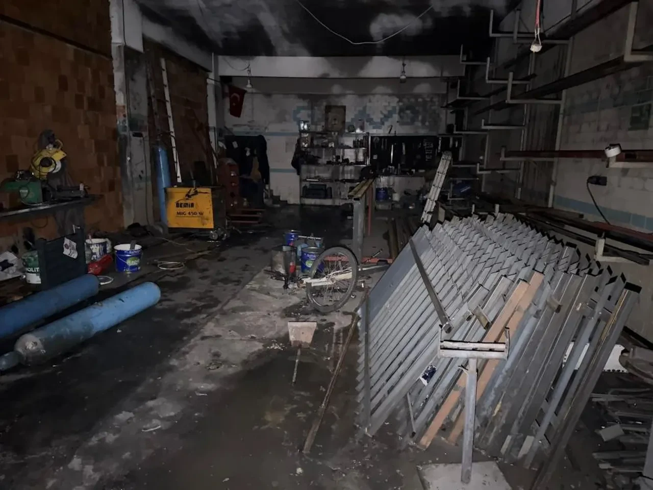 Sobaya dökülen tiner felaketi getirdi: 1 ölü, 2 yaralı