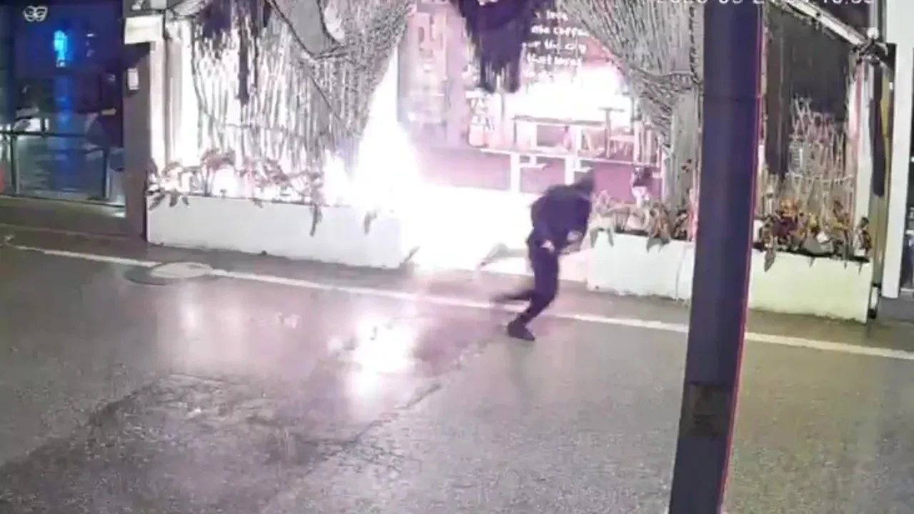 Şoke eden görüntüler! Kafeyi ateşe verdi, koşa koşa kaçtı: O anlar kamerada 