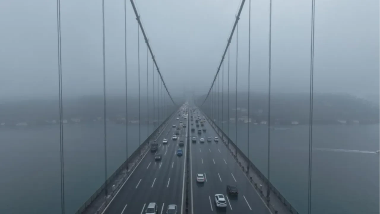 15 Temmuz Şehitler Köprüsü'nü sis kapladı!