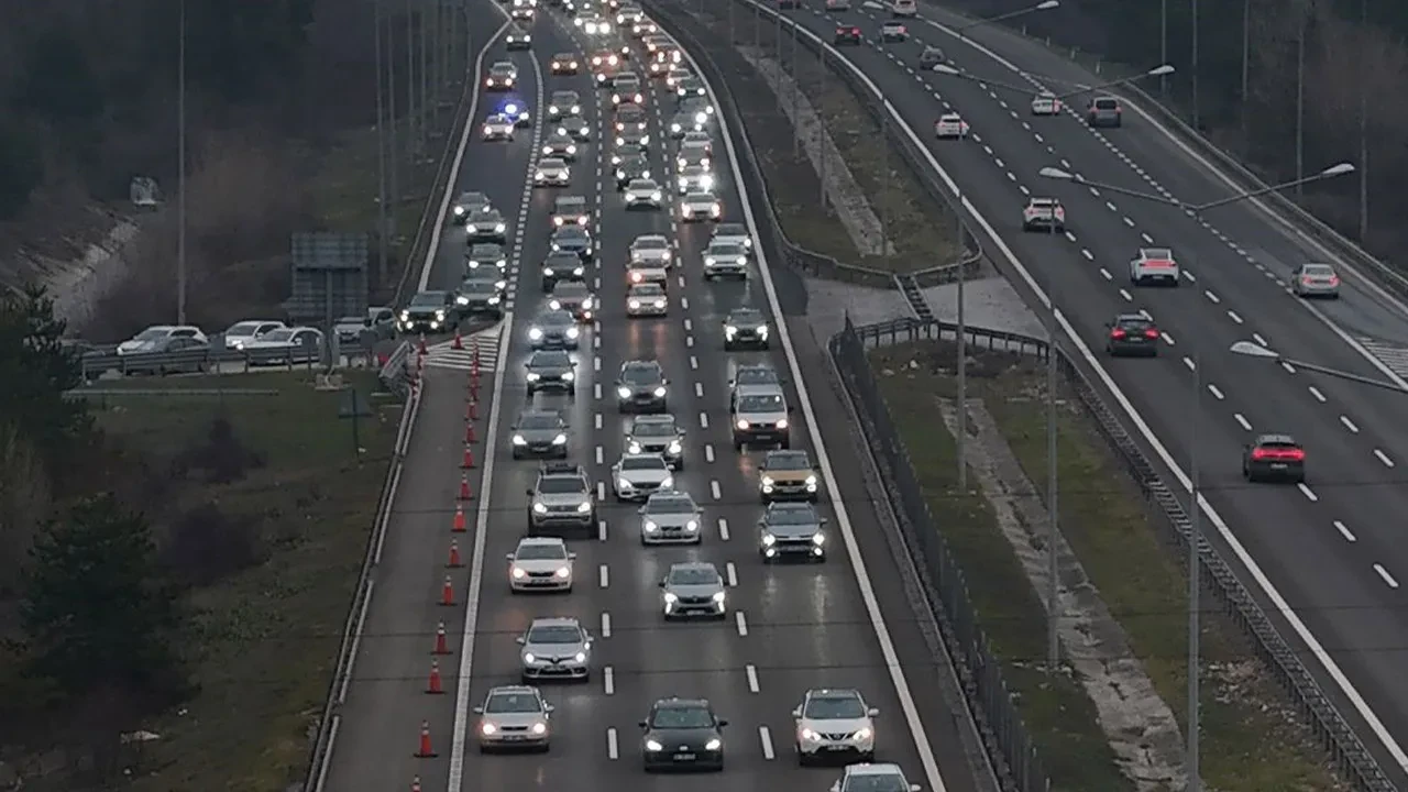 Bayram sonrası dönüş yoğunluğu: Kilometrelerce araç kuyruğu oluştu