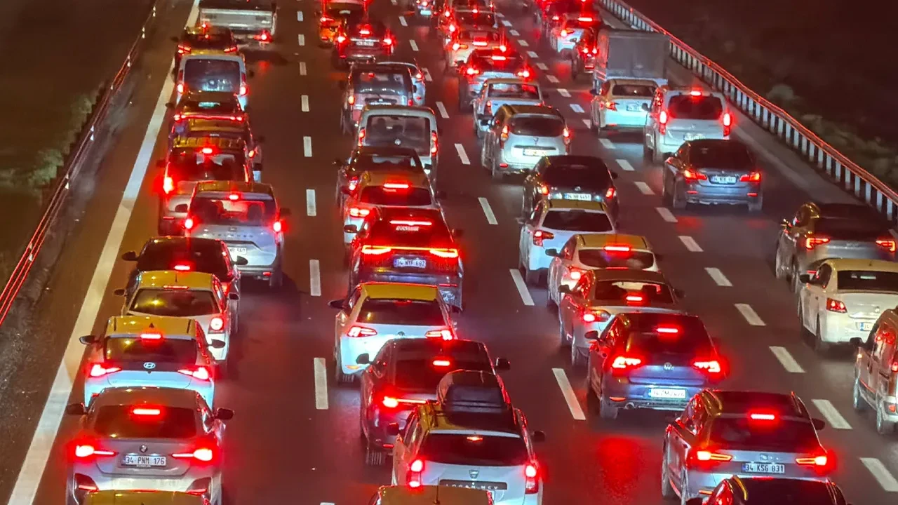 Bayram trafiği çilesi! Araçlar tampon tampon ilerliyor: 43 ilin kilit kavşağında dikkat çeken görüntüler