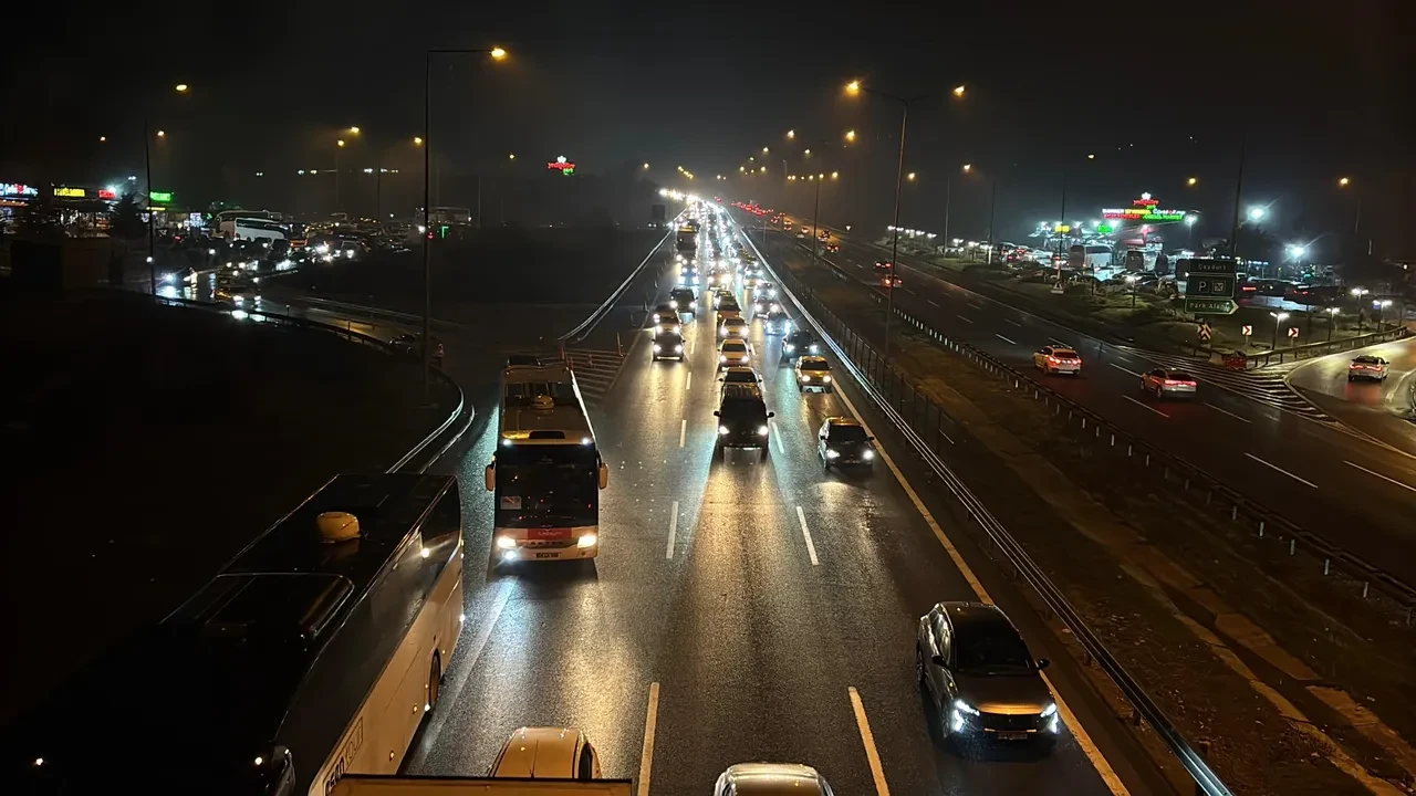 Bayram trafiği çilesi! Araçlar tampon tampon ilerliyor: 43 ilin kilit kavşağında dikkat çeken görüntüler