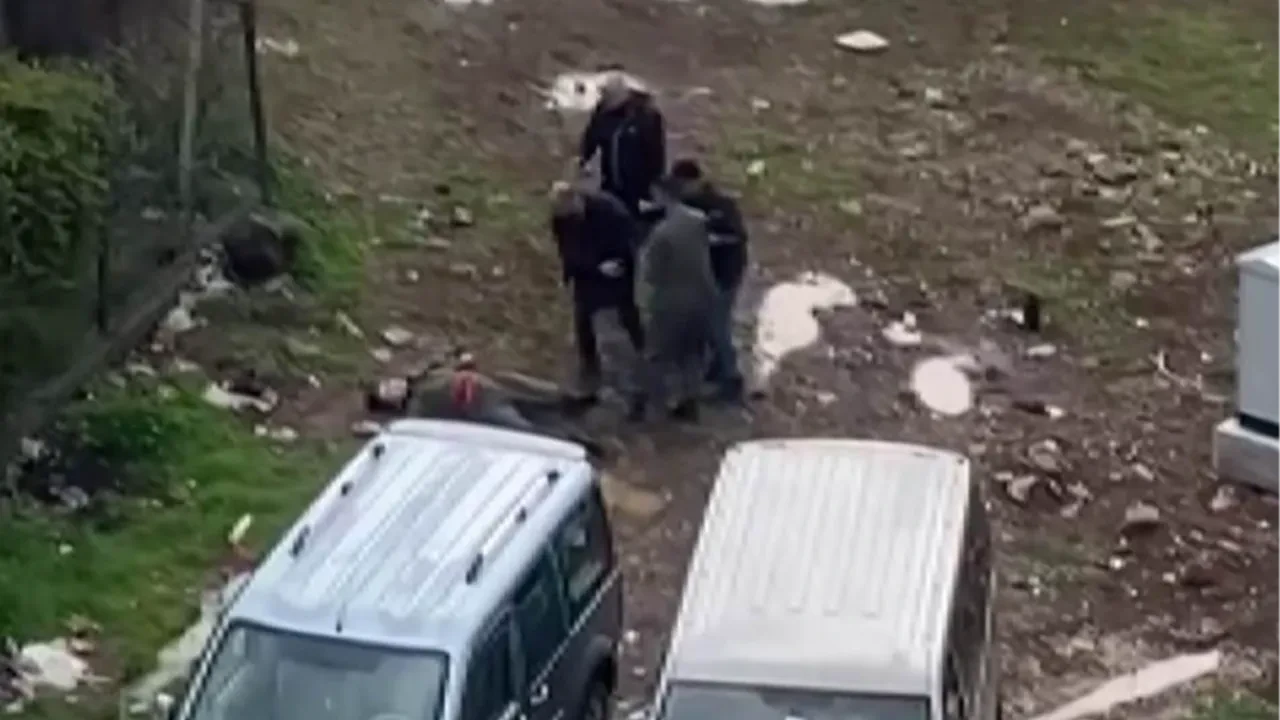 Bıçaklı kavga kamerada! Araya girmeye çalışan genç kız yere yığıldı