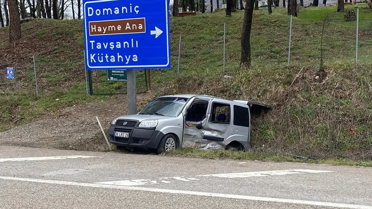 Bursa'da kamyonet ile araç çarpıştı: 4 yaralı