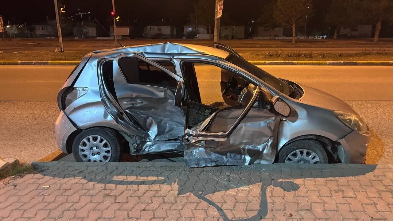 Erzincan'da feci kaza! iki otomobil çarpıştı: 1'i ağır 3 yaralı