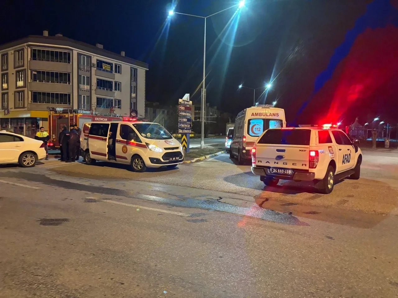 Erzincan'da feci kaza! iki otomobil çarpıştı: 1'i ağır 3 yaralı