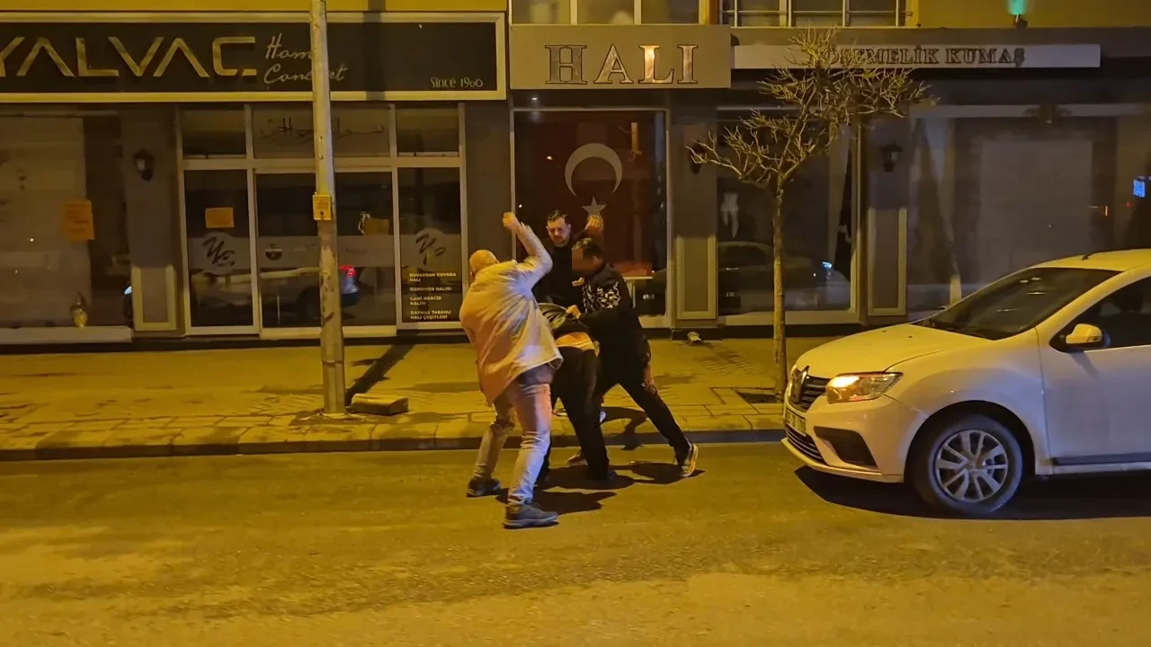 Eskişehir'de olaylı gece! Kavgaya mahalleli de dahil oldu: Sokak ortasında yapmadıkları kalmadı 