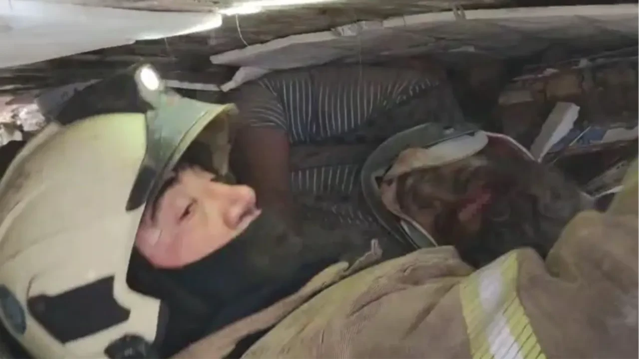 Fatih’te çöken binanın enkazında kalan bir kişi böyle kurtarıldı