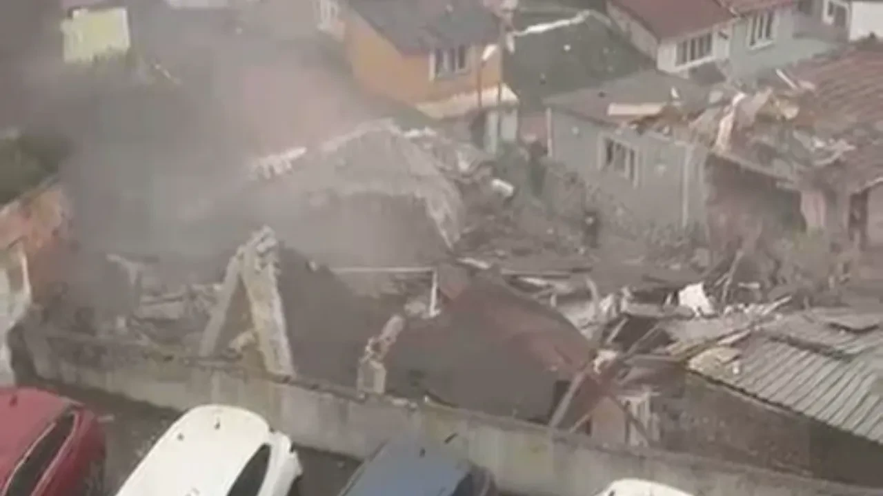 Fatih'teki binaların çökmesinden saniyeler sonrası: Büyük bir toz bulutu yükseldi