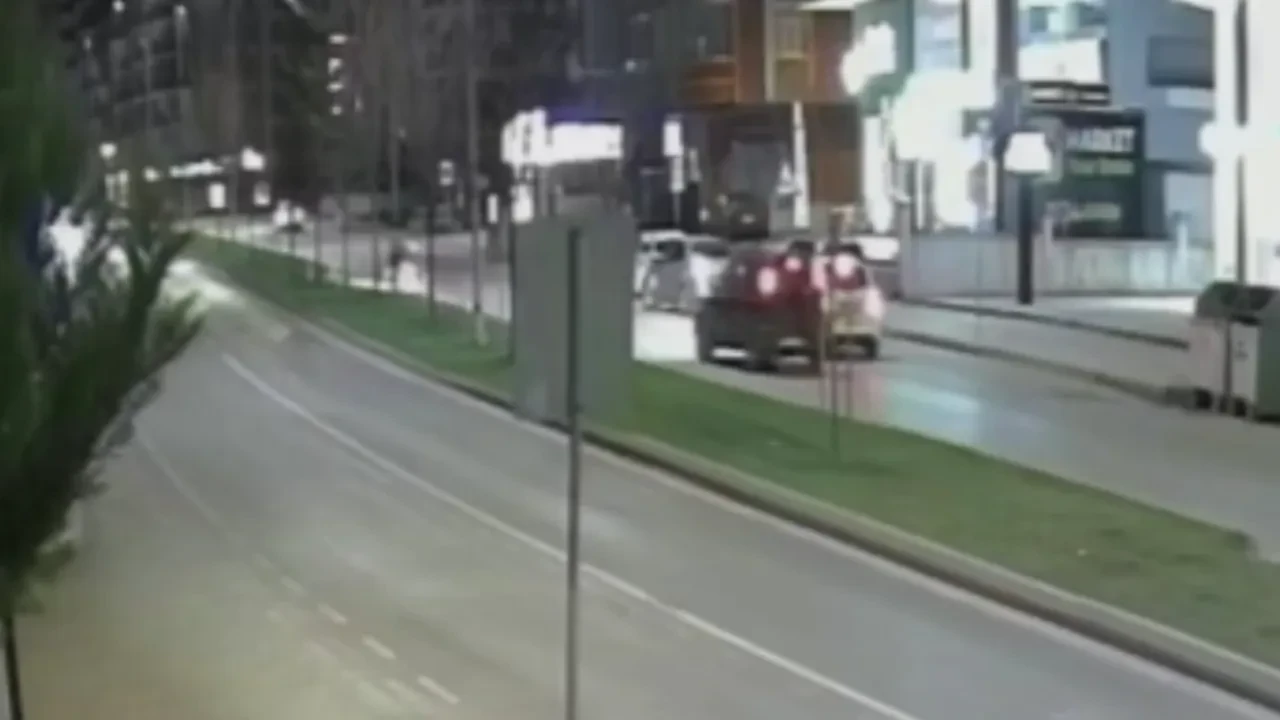 Genç motosikletlinin kahreden ölümü! Aracı sollamak istedi, refüje çıktı