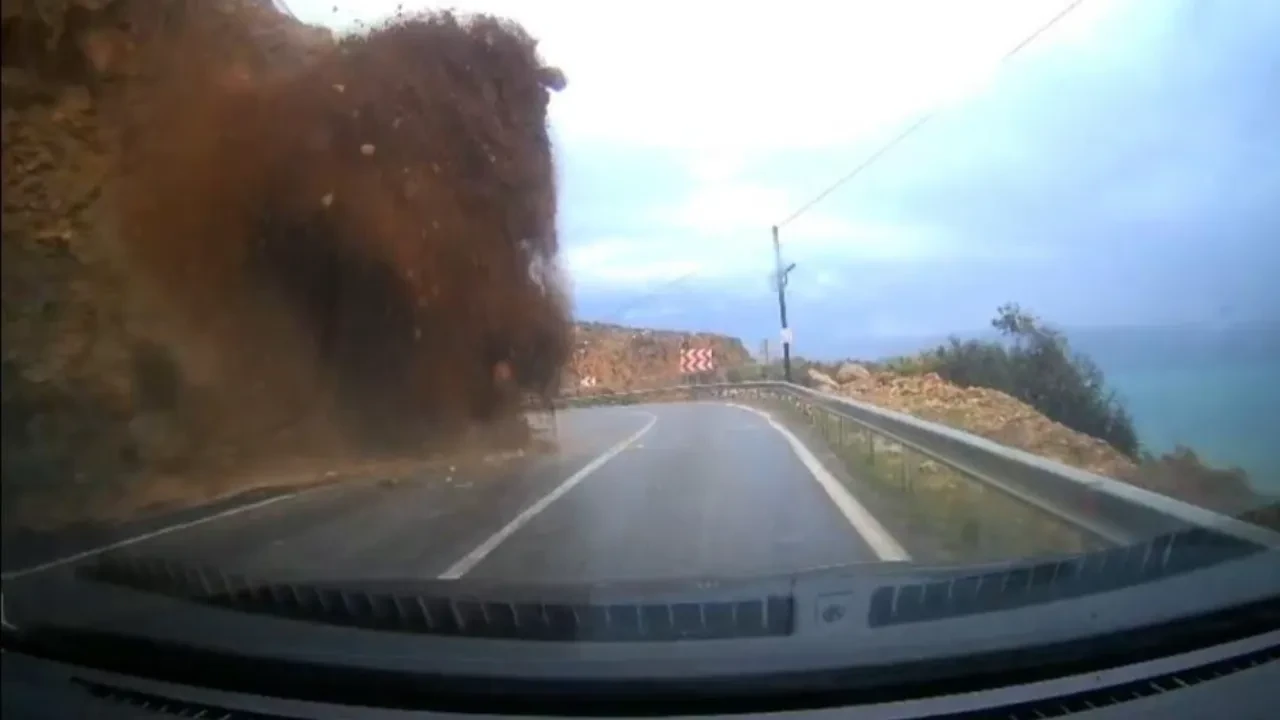 Heyelan anı kamerada! Otomobil toprak altında kaldı