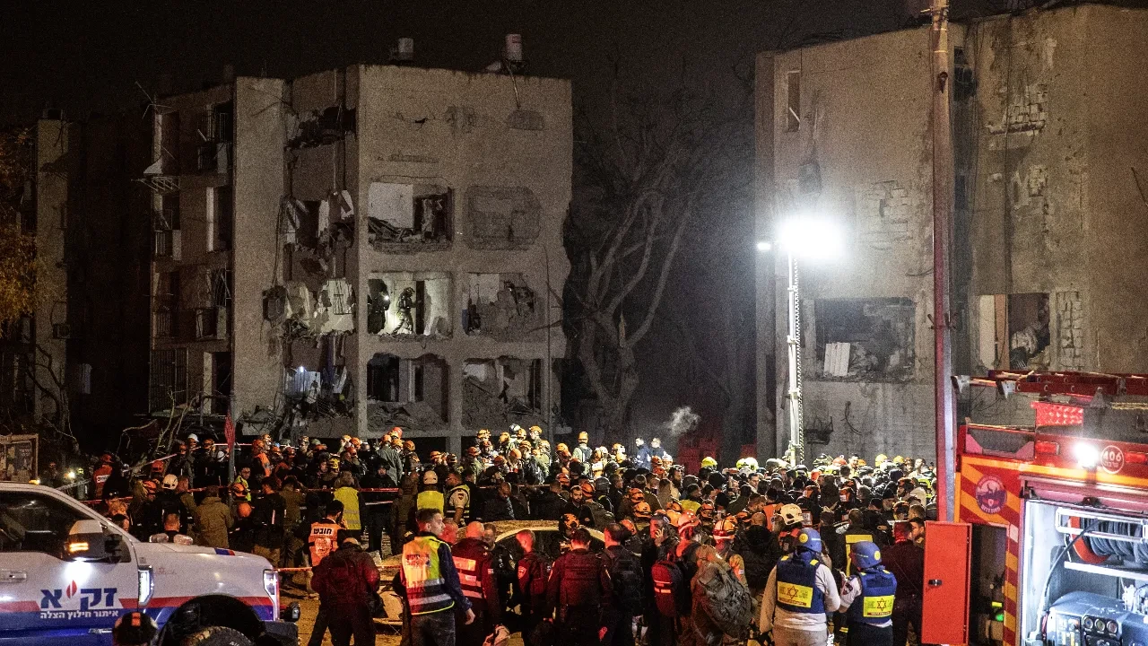 İran füzeleri İsrail'in Dimona ve Arad kentlerini vurdu