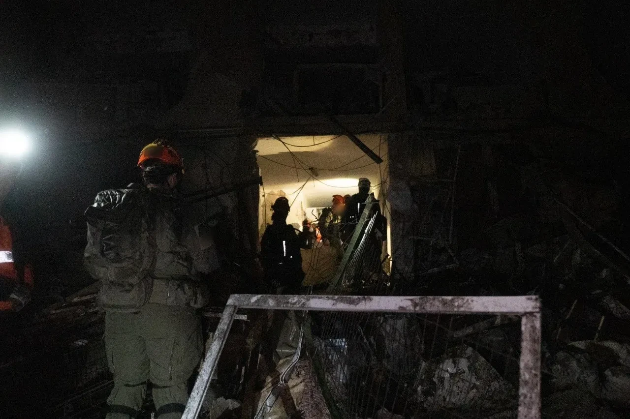 İran füzeleri İsrail'in Dimona ve Arad kentlerini vurdu