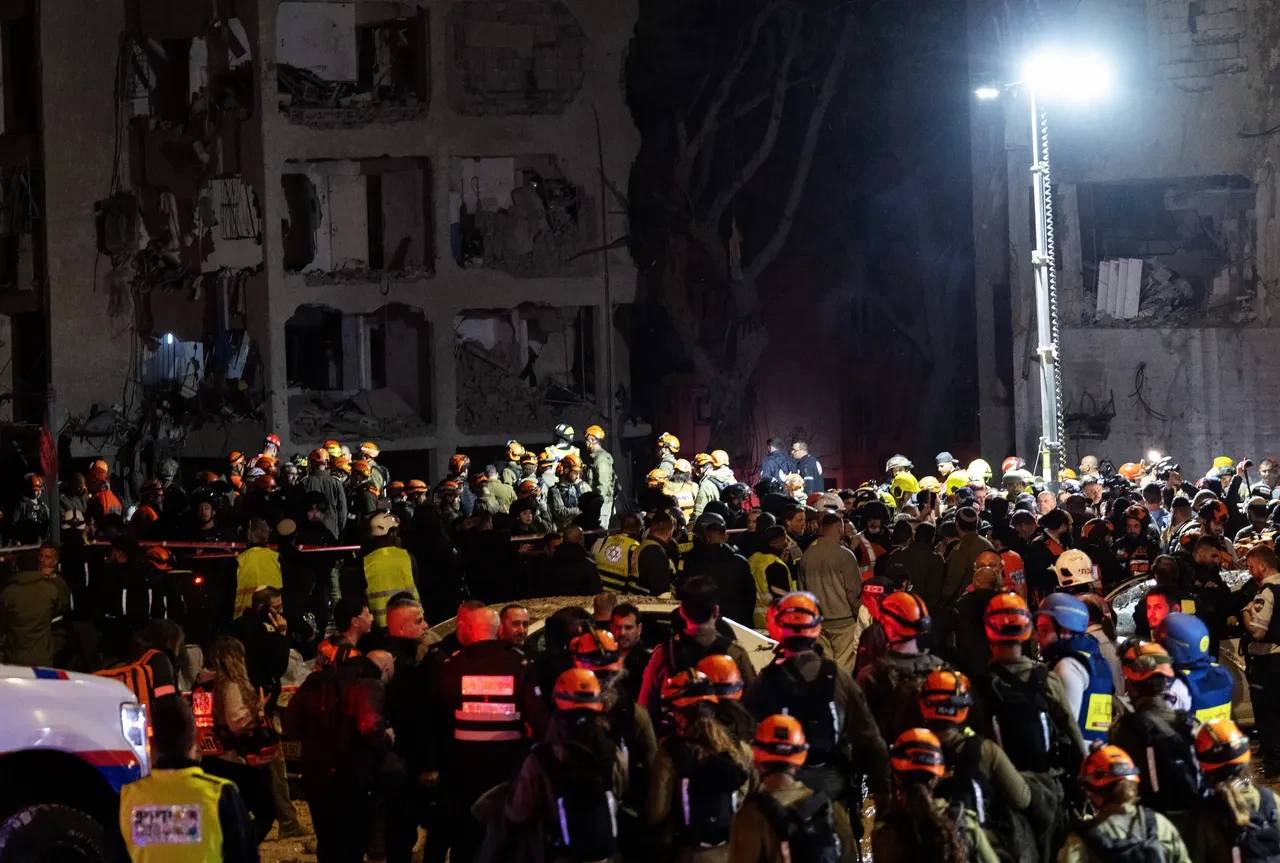 İran füzeleri İsrail'in Dimona ve Arad kentlerini vurdu