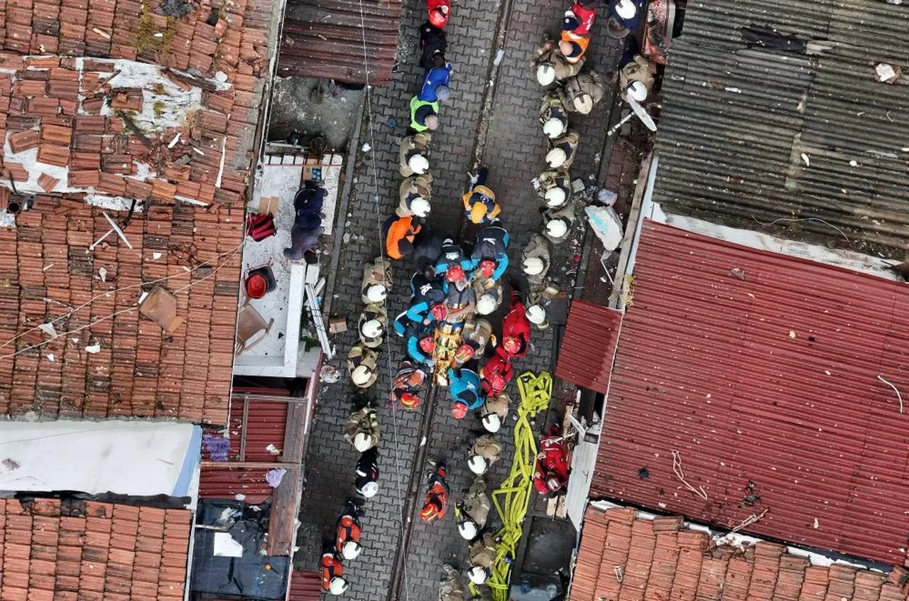 İstanbul Fatih'te 2 bina çöktü! Enkazdaki 11 kişi kurtarıldı, 1 kişinin cansız bedenine ulaşıldı
