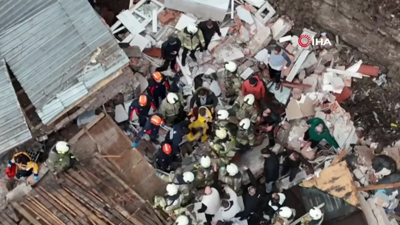 İstanbul Fatih'te 2 bina çöktü! 9 kişiden 7'si sağ olarak kurtarıldı