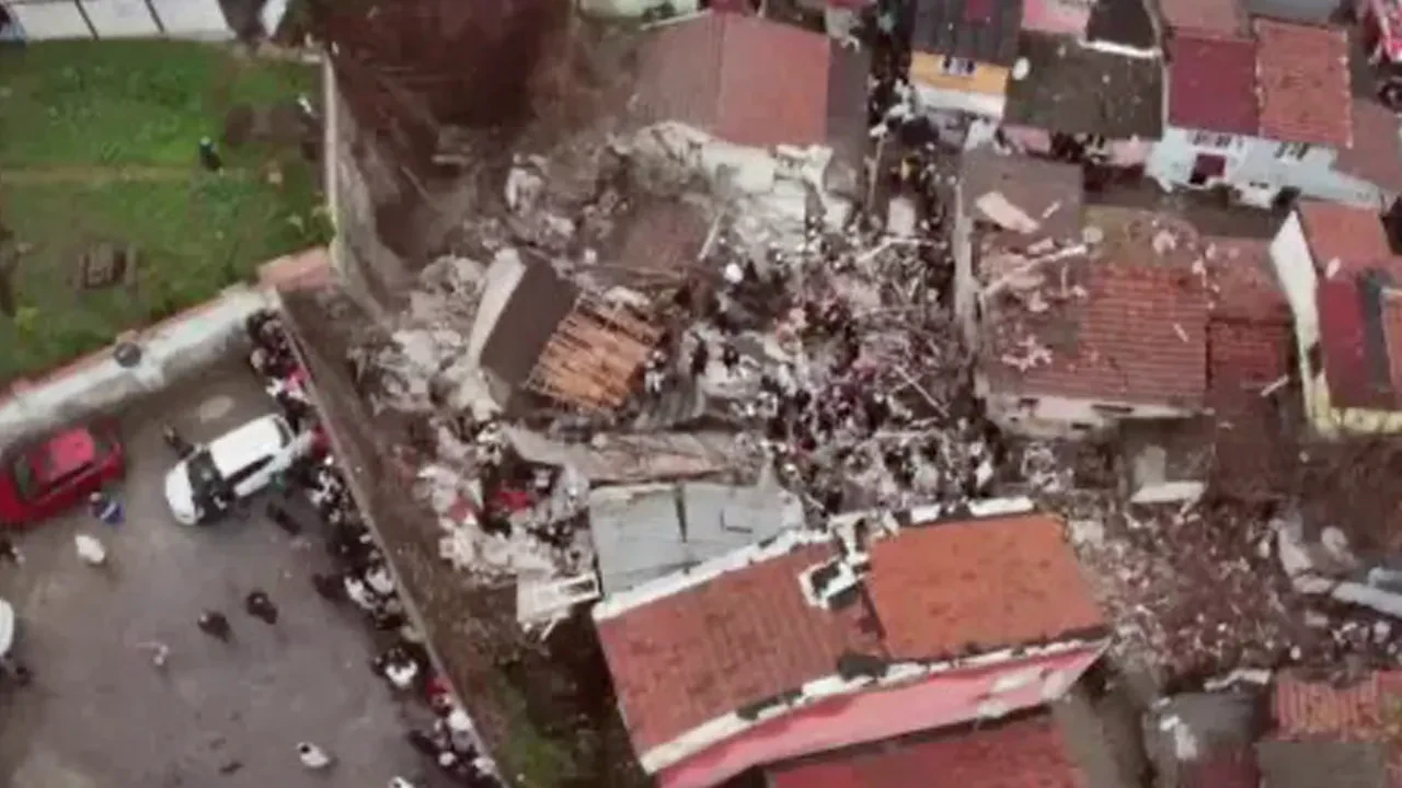 İstanbul Fatih'te bina çöktü! İşte bölgeden ilk görüntüler 