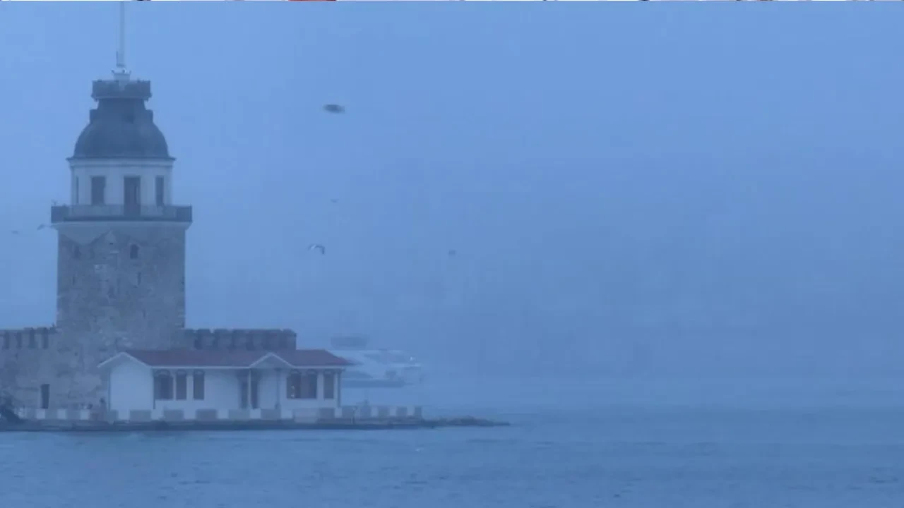 İstanbul sise gömüldü! Görüş mesafesi 30 metreye kadar düştü: Göz gözü görmüyor 