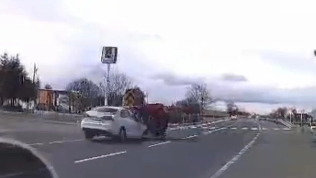 Karşı yola geçen traktöre feci şekilde çarptı! Korkunç kaza kamerada 