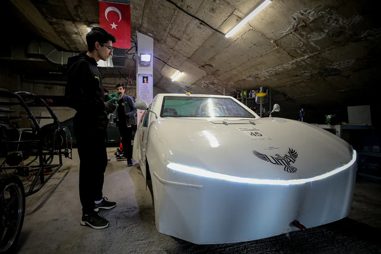Liselilerin tasarladığı elektrikli araç UMAY, TEKNOFEST'te şampiyonluk hedefliyor