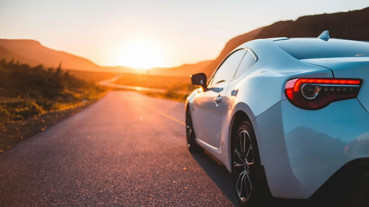 lüks araç, gayrimenkul, lüks saat, takı, çanta, lüks tatil, kombine maç bileti, loca, yüksek fiyatlı konserler, tekne, yat, kotra ile diğer lüks tüketim malları