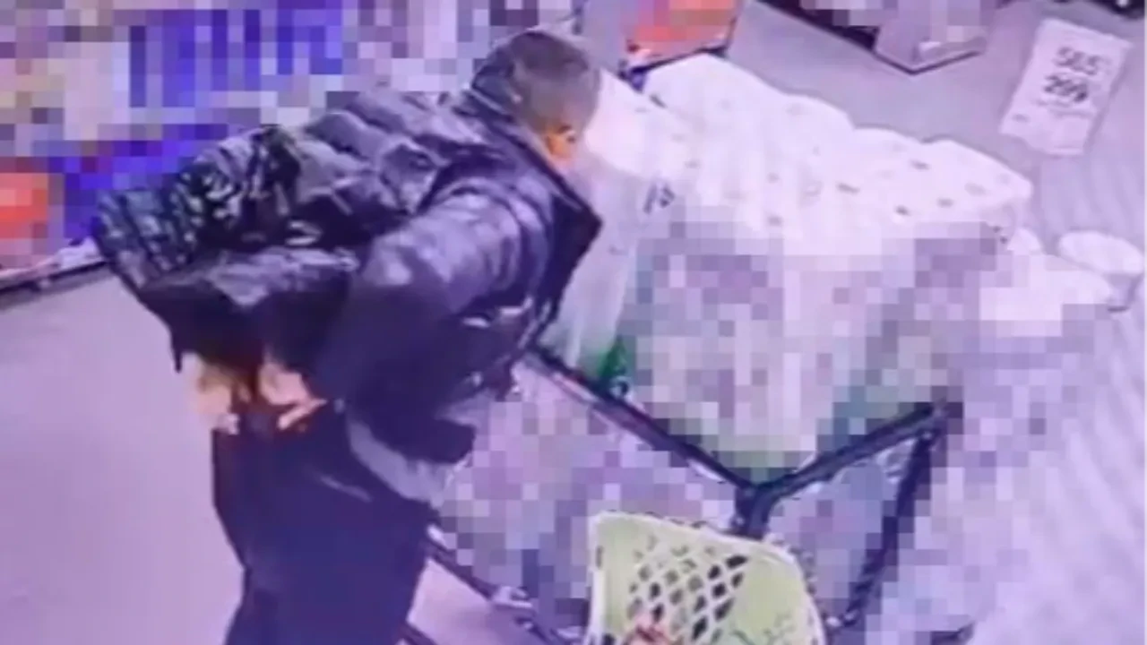 Markette şaşkına çeviren hırsızlık anı! 2 alkol şişesini pantolonuna böyle soktu