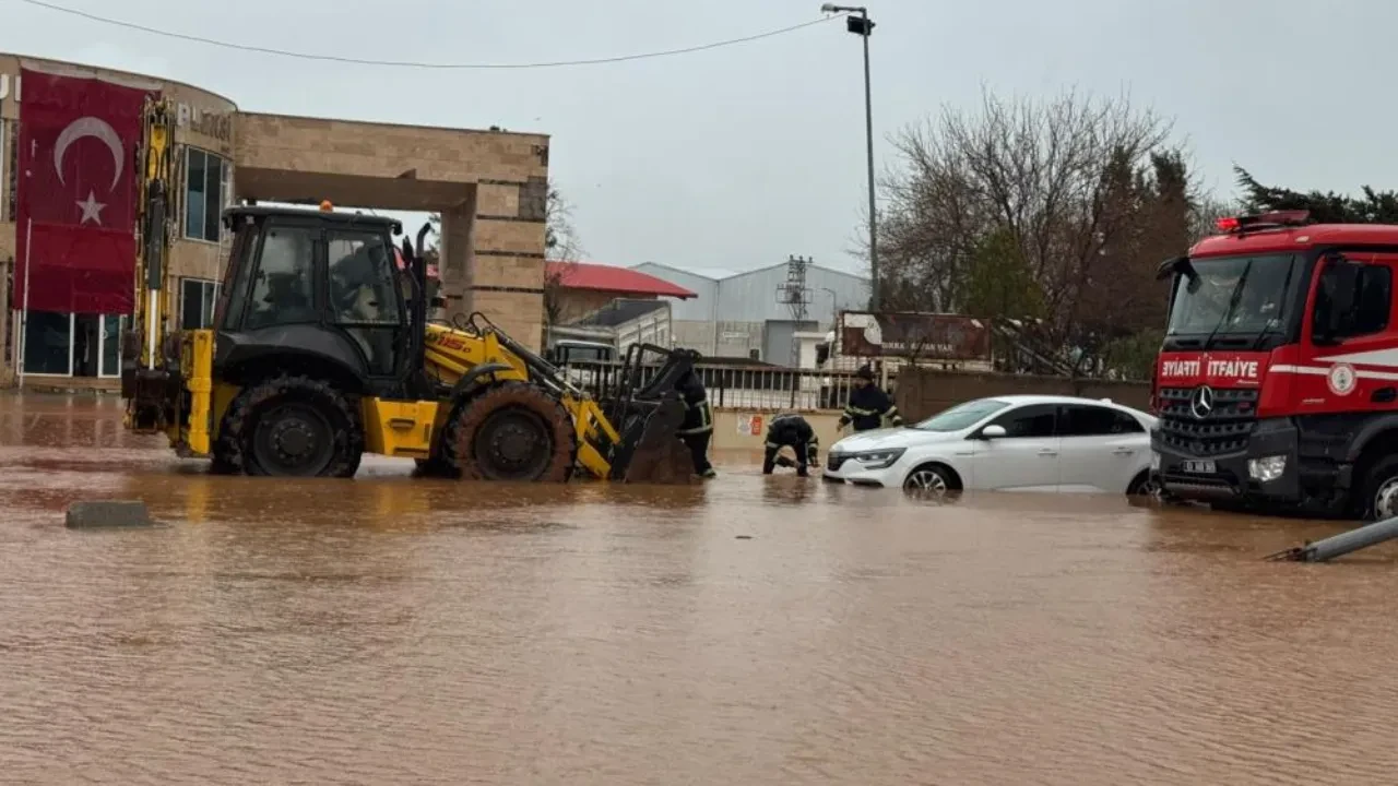 Şanlıurfa'da selin ortasında kalan aileyi itfaiye ekipleri kurtardı  