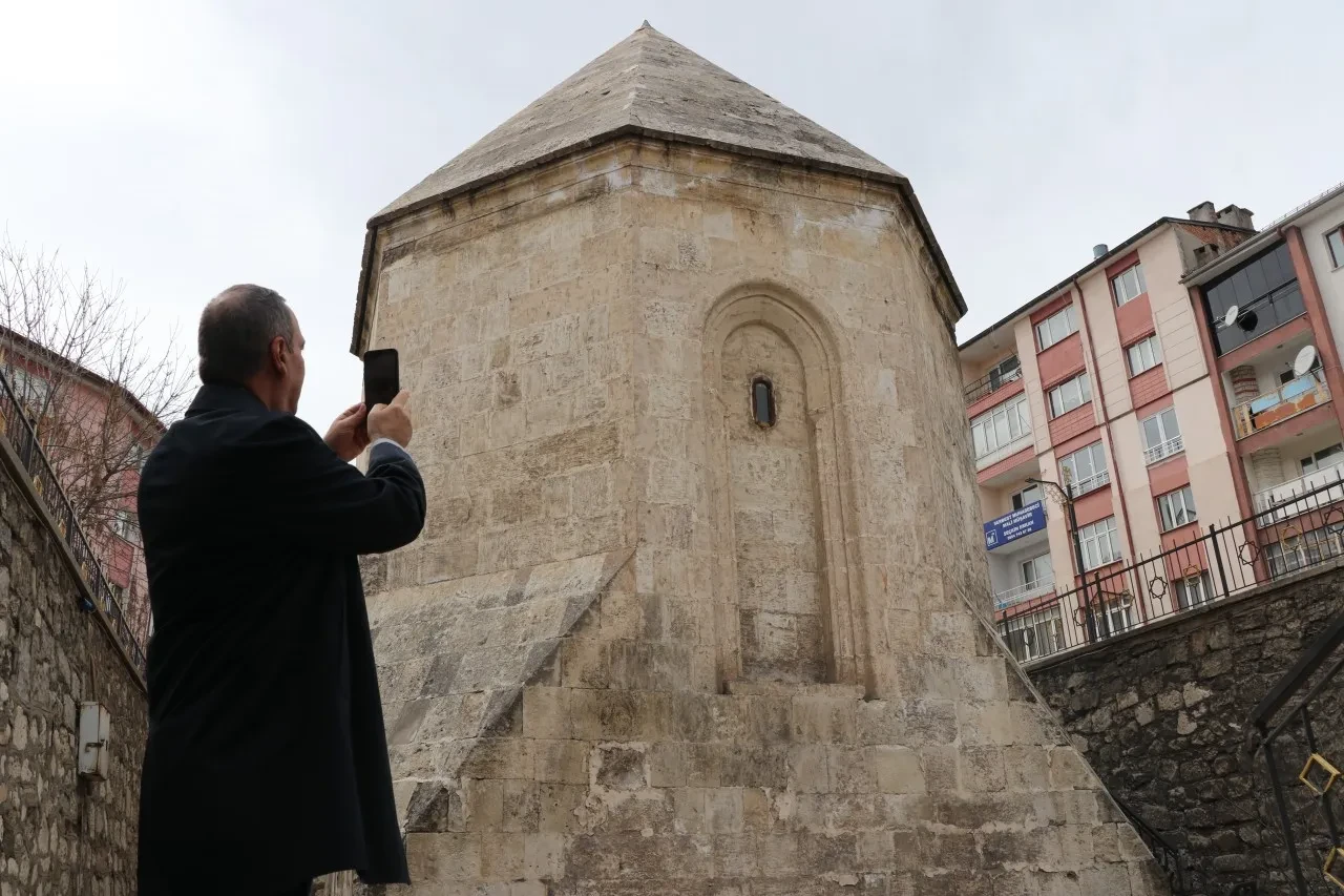 Akan trafiğin ortasında asırlık bir türbe: Herkes yanından geçiyor ama fark eden yok