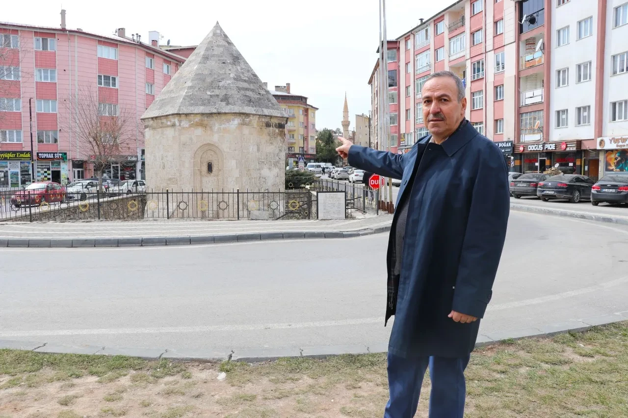 Akan trafiğin ortasında asırlık bir türbe: Herkes yanından geçiyor ama fark eden yok