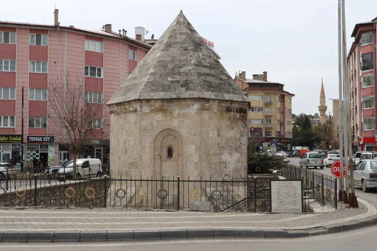Akan trafiğin ortasında asırlık bir türbe: Herkes yanından geçiyor ama fark eden yok