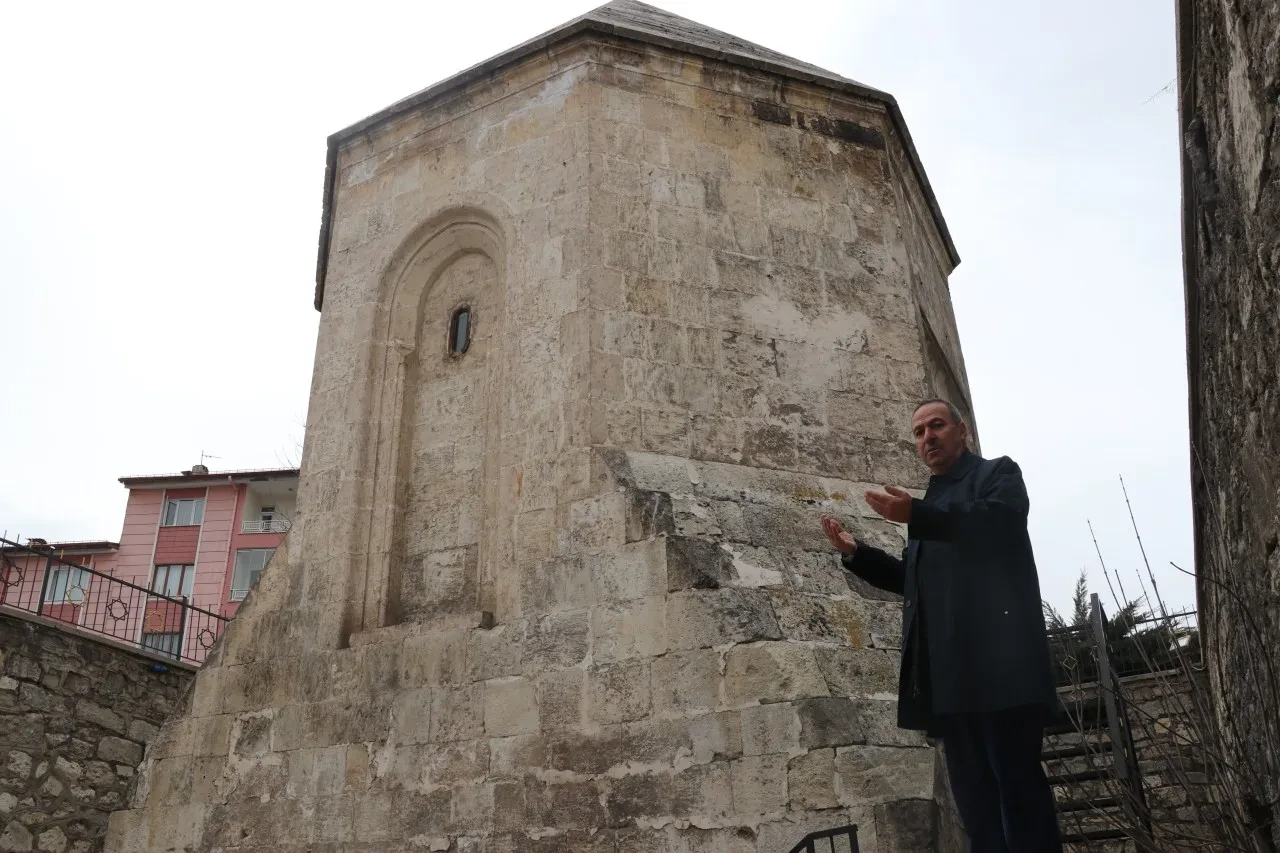 Akan trafiğin ortasında asırlık bir türbe: Herkes yanından geçiyor ama fark eden yok
